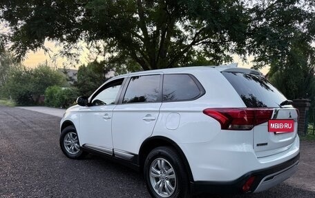 Mitsubishi Outlander III рестайлинг 3, 2018 год, 1 899 000 рублей, 33 фотография