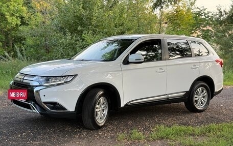 Mitsubishi Outlander III рестайлинг 3, 2018 год, 1 899 000 рублей, 16 фотография