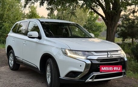 Mitsubishi Outlander III рестайлинг 3, 2018 год, 1 899 000 рублей, 30 фотография