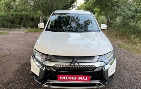 Mitsubishi Outlander III рестайлинг 3, 2018 год, 1 899 000 рублей, 35 фотография