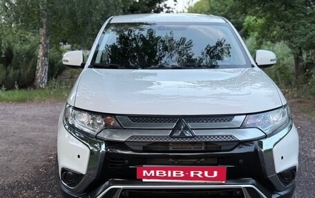 Mitsubishi Outlander III рестайлинг 3, 2018 год, 1 899 000 рублей, 37 фотография