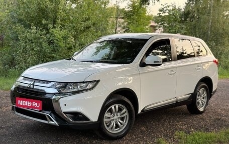 Mitsubishi Outlander III рестайлинг 3, 2018 год, 1 899 000 рублей, 27 фотография