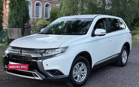 Mitsubishi Outlander III рестайлинг 3, 2018 год, 1 899 000 рублей, 39 фотография