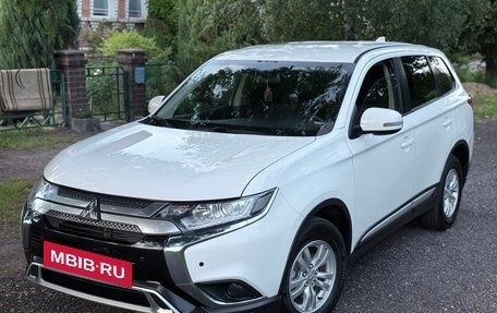 Mitsubishi Outlander III рестайлинг 3, 2018 год, 1 899 000 рублей, 38 фотография
