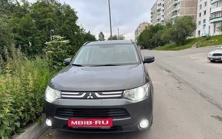 Mitsubishi Outlander III рестайлинг 3, 2013 год, 1 700 000 рублей, 4 фотография