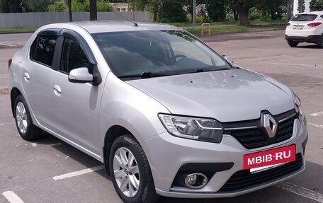 Renault Logan II, 2018 год, 900 000 рублей, 4 фотография