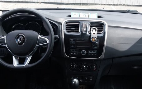 Renault Logan II, 2018 год, 900 000 рублей, 7 фотография