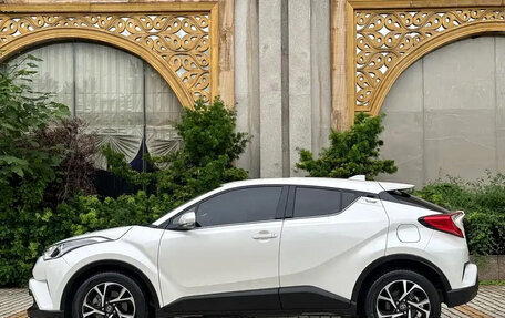 Toyota C-HR I рестайлинг, 2021 год, 1 600 000 рублей, 4 фотография