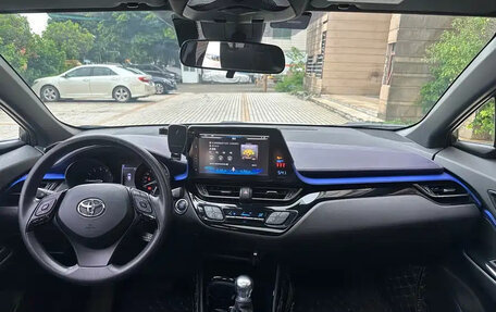 Toyota C-HR I рестайлинг, 2021 год, 1 600 000 рублей, 10 фотография