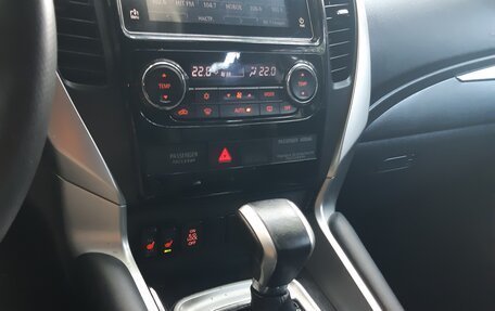 Mitsubishi Pajero Sport III рестайлинг, 2018 год, 3 250 000 рублей, 28 фотография
