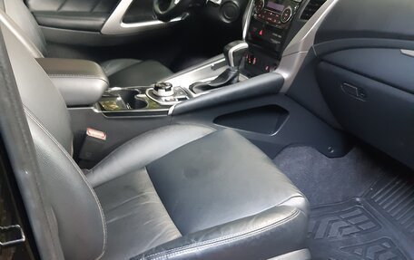 Mitsubishi Pajero Sport III рестайлинг, 2018 год, 3 250 000 рублей, 24 фотография