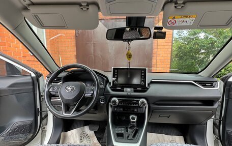 Toyota RAV4, 2021 год, 3 000 000 рублей, 10 фотография