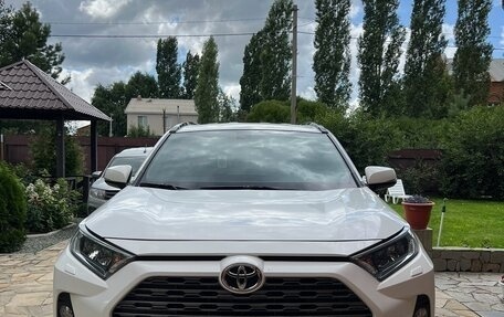 Toyota RAV4, 2021 год, 3 000 000 рублей, 2 фотография