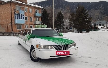Lincoln Town Car III рестайлинг, 2001 год, 550 000 рублей, 4 фотография