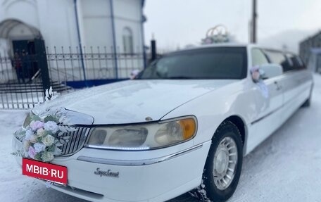 Lincoln Town Car III рестайлинг, 2001 год, 550 000 рублей, 3 фотография