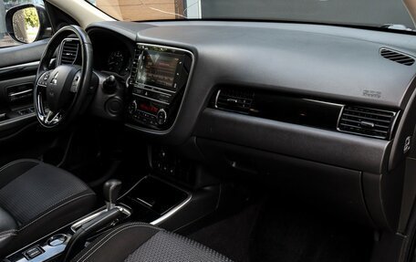 Mitsubishi Outlander III рестайлинг 3, 2019 год, 2 045 000 рублей, 9 фотография