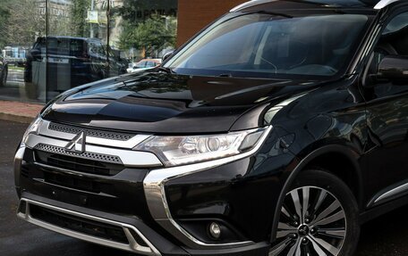 Mitsubishi Outlander III рестайлинг 3, 2019 год, 2 045 000 рублей, 21 фотография
