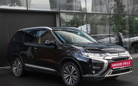 Mitsubishi Outlander III рестайлинг 3, 2019 год, 2 045 000 рублей, 3 фотография