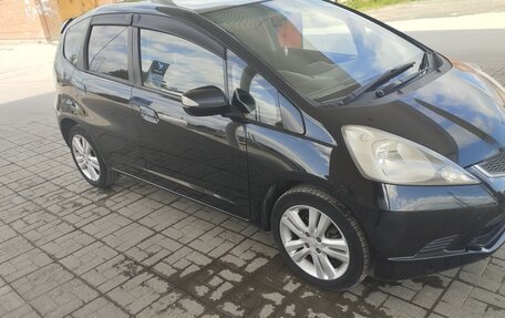 Honda Fit III, 2010 год, 860 000 рублей, 2 фотография