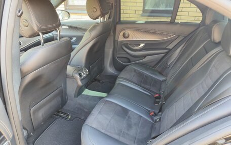 Mercedes-Benz E-Класс, 2019 год, 3 200 000 рублей, 2 фотография