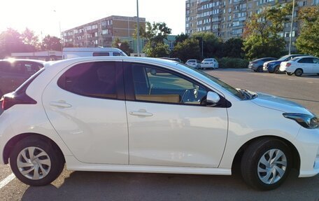 Toyota Yaris, 2021 год, 1 230 000 рублей, 2 фотография
