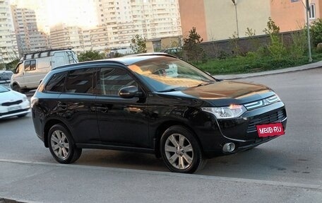 Mitsubishi Outlander III рестайлинг 3, 2013 год, 1 850 000 рублей, 2 фотография