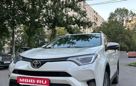 Toyota RAV4, 2017 год, 2 530 000 рублей, 2 фотография