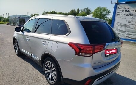 Mitsubishi Outlander III рестайлинг 3, 2021 год, 2 550 000 рублей, 4 фотография