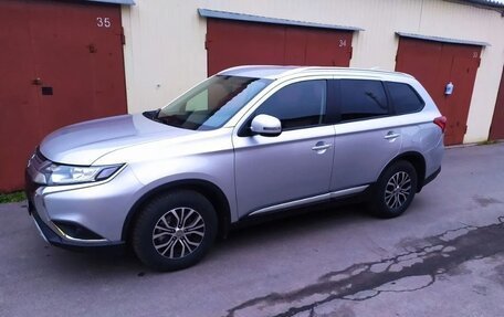 Mitsubishi Outlander III рестайлинг 3, 2021 год, 2 550 000 рублей, 14 фотография