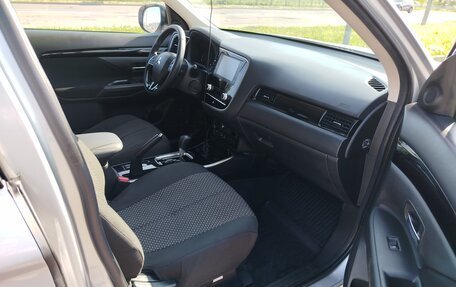 Mitsubishi Outlander III рестайлинг 3, 2021 год, 2 550 000 рублей, 10 фотография