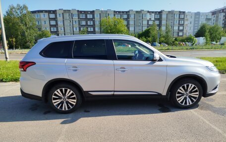 Mitsubishi Outlander III рестайлинг 3, 2021 год, 2 550 000 рублей, 7 фотография