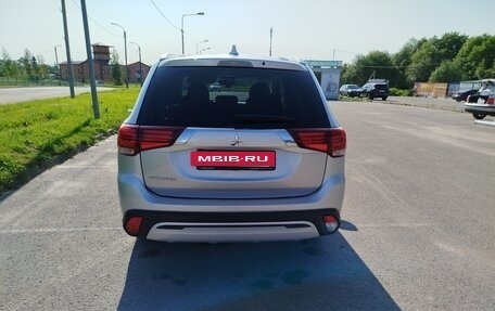 Mitsubishi Outlander III рестайлинг 3, 2021 год, 2 550 000 рублей, 5 фотография