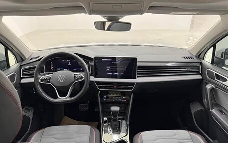 Volkswagen Tiguan II, 2022 год, 2 200 000 рублей, 8 фотография
