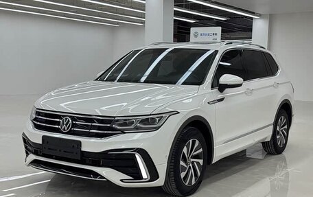 Volkswagen Tiguan II, 2022 год, 2 200 000 рублей, 2 фотография
