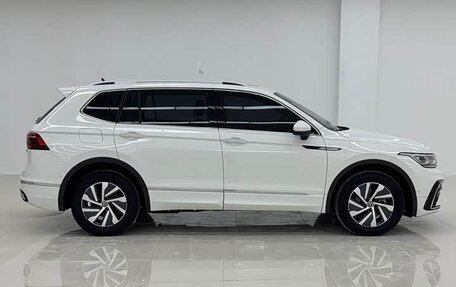 Volkswagen Tiguan II, 2022 год, 2 200 000 рублей, 4 фотография
