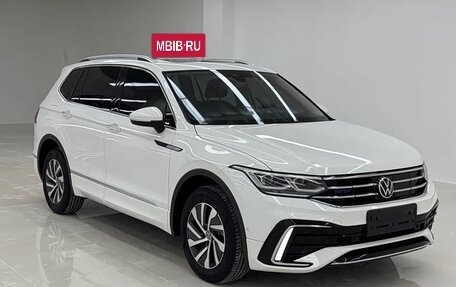 Volkswagen Tiguan II, 2022 год, 2 200 000 рублей, 3 фотография