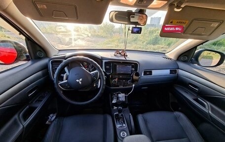 Mitsubishi Outlander III рестайлинг 3, 2014 год, 1 850 000 рублей, 3 фотография