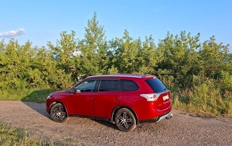 Mitsubishi Outlander III рестайлинг 3, 2014 год, 1 850 000 рублей, 7 фотография