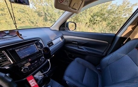 Mitsubishi Outlander III рестайлинг 3, 2014 год, 1 850 000 рублей, 4 фотография