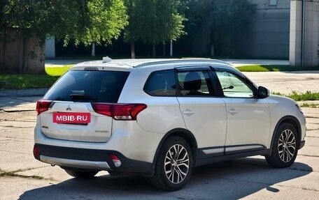 Mitsubishi Outlander III рестайлинг 3, 2018 год, 1 800 000 рублей, 6 фотография