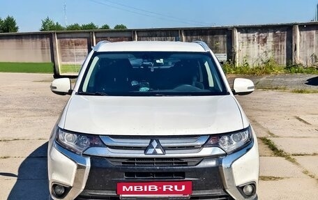 Mitsubishi Outlander III рестайлинг 3, 2018 год, 1 800 000 рублей, 2 фотография