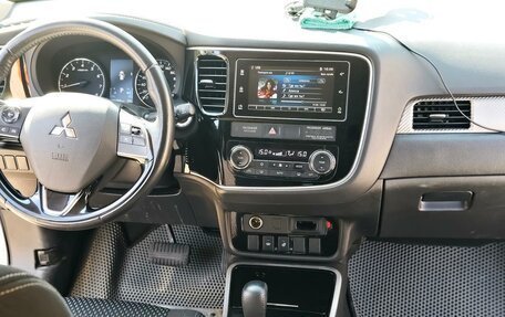 Mitsubishi Outlander III рестайлинг 3, 2018 год, 1 800 000 рублей, 9 фотография