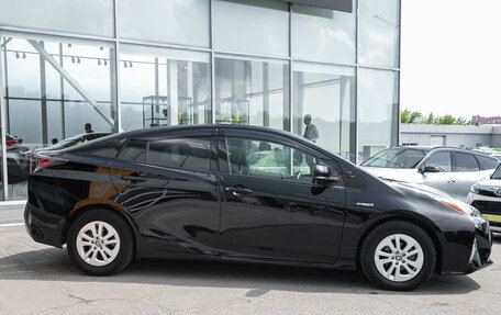 Toyota Prius IV XW50, 2018 год, 1 659 000 рублей, 16 фотография