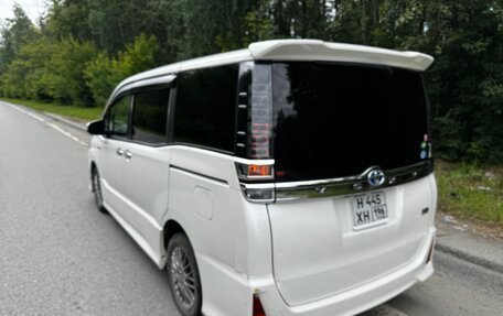 Toyota Voxy III, 2018 год, 2 299 000 рублей, 6 фотография