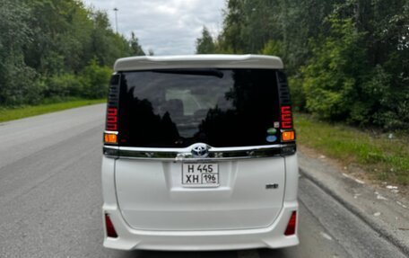 Toyota Voxy III, 2018 год, 2 299 000 рублей, 7 фотография