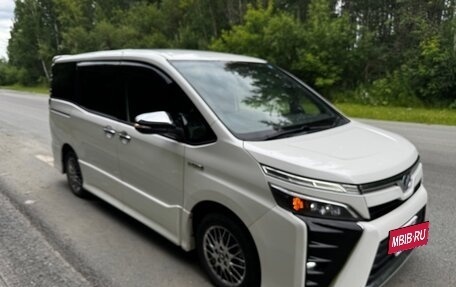 Toyota Voxy III, 2018 год, 2 299 000 рублей, 2 фотография