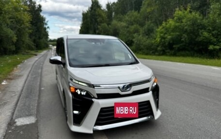 Toyota Voxy III, 2018 год, 2 299 000 рублей, 4 фотография