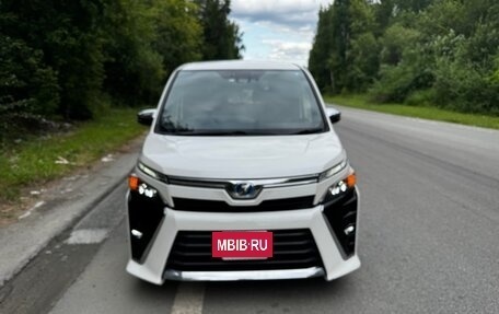 Toyota Voxy III, 2018 год, 2 299 000 рублей, 3 фотография