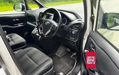 Toyota Voxy III, 2018 год, 2 299 000 рублей, 12 фотография