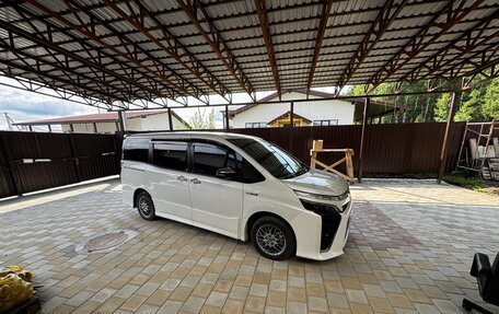 Toyota Voxy III, 2018 год, 2 299 000 рублей, 16 фотография